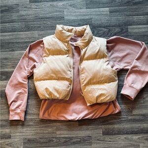 Crop puffer vest. Cream colored size large